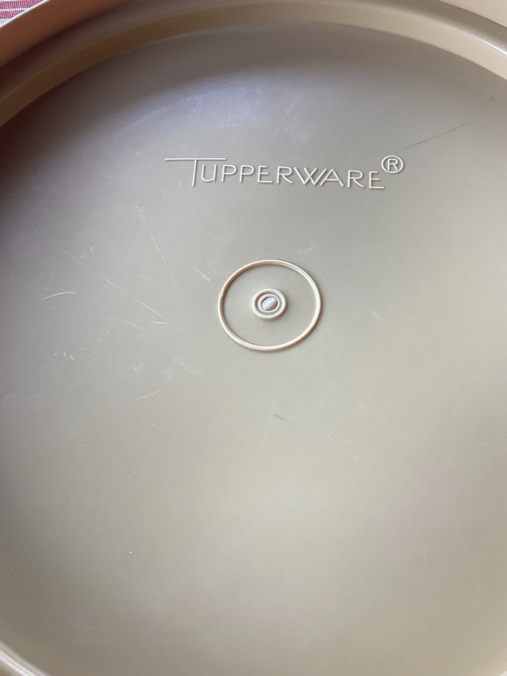 Tupperware Vintage Round Cake Taker - small size in Harvest Gold